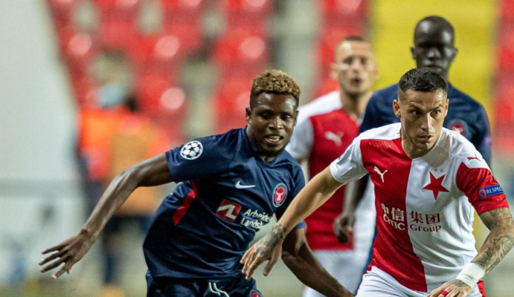 Místo svátku fotbalu pohřeb. Slavia v prázdném Edenu remizovala s Midtjyllandem