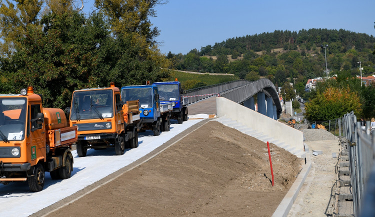 FOTO: Na Trojské lávce včera začaly zatěžovací zkoušky. Pro veřejnost se otevře v říjnu