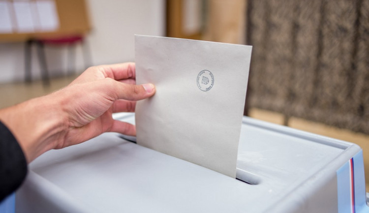 Praha zveřejnila telefonní čísla pro hlasování v senátních volbách. Lidé budou moct volit z domu do přenosné schránky