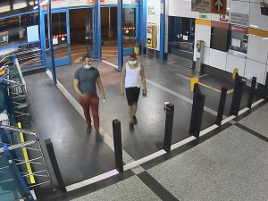 VIDEO: Loupežné přepadení v Praze. Muž skončil se zraněním hlavy v nemocnici