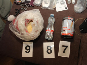 FOTO: Pražští kriminalisté rozprášili skupinu dealerů a výrobců pervitinu