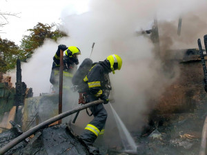 FOTO: Dvě jednotky hasičů dnes likvidovaly požár chaty v pražské Troji