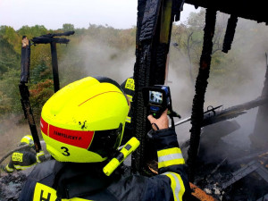 FOTO: Dvě jednotky hasičů dnes likvidovaly požár chaty v pražské Troji