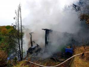 FOTO: Dvě jednotky hasičů dnes likvidovaly požár chaty v pražské Troji