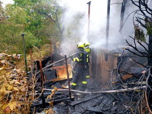 FOTO: Dvě jednotky hasičů dnes likvidovaly požár chaty v pražské Troji