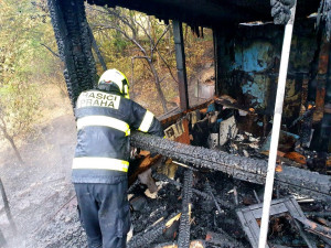 FOTO: Dvě jednotky hasičů dnes likvidovaly požár chaty v pražské Troji