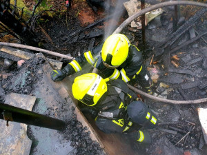 FOTO: Dvě jednotky hasičů dnes likvidovaly požár chaty v pražské Troji