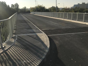 FOTO: Most přes Jeremiášovu ulici byl dokončen o měsíc dříve