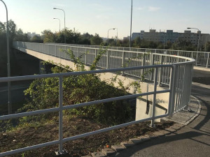 FOTO: Most přes Jeremiášovu ulici byl dokončen o měsíc dříve