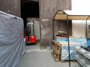 Inspekce odhalila v Praze 4 nelegální sklad s více než patnácti tunami potravin