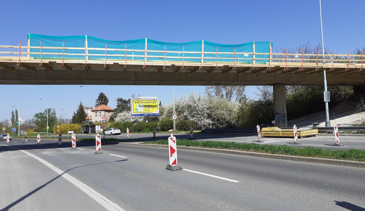 FOTO: Most přes Jeremiášovu ulici byl dokončen o měsíc dříve