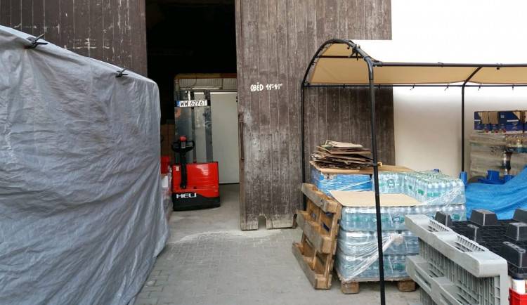 Inspekce odhalila v Praze 4 nelegální sklad s více než patnácti tunami potravin