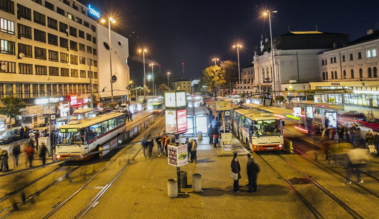 Noční rozjezdy slaví v Brně dvacet let. Přes noc rozvezou až 25 tisíc lidí