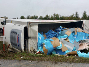 FOTO: Převrácený kamion na Pražském okruhu zablokoval všechny pruhy