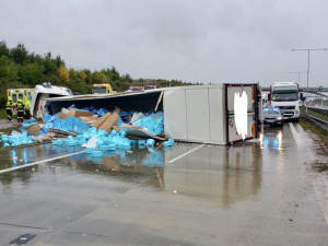 FOTO: Převrácený kamion na Pražském okruhu zablokoval všechny pruhy