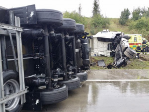 FOTO: Převrácený kamion na Pražském okruhu zablokoval všechny pruhy