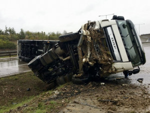 FOTO: Převrácený kamion na Pražském okruhu zablokoval všechny pruhy