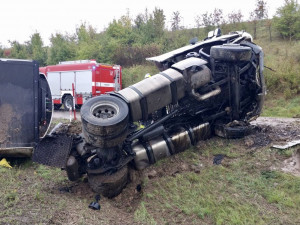 FOTO: Převrácený kamion na Pražském okruhu zablokoval všechny pruhy