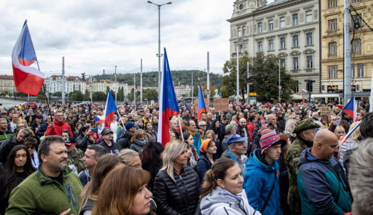 Čtyři stovky demonstrantů včera protestovaly na Palackém náměstí. Kritizovali nošení roušek i premiéra