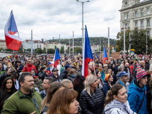 Čtyři stovky demonstrantů včera protestovaly na Palackém náměstí. Kritizovali nošení roušek i premiéra