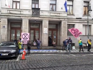 VIDEO: Aktivisté před ministerstvem financí se přivázali ke vchodu. Protestovali za lepší ekologii