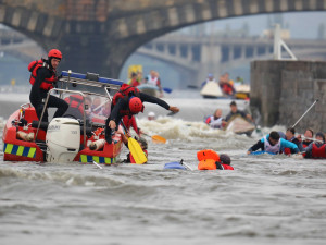 FOTO: Poříční útvar zachraňoval z Vltavy účastníky vodního závodu