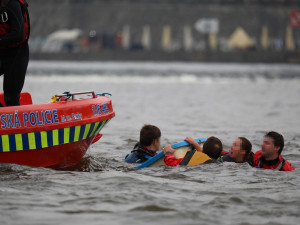 FOTO: Poříční útvar zachraňoval z Vltavy účastníky vodního závodu