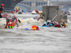 FOTO: Poříční útvar zachraňoval z Vltavy účastníky vodního závodu