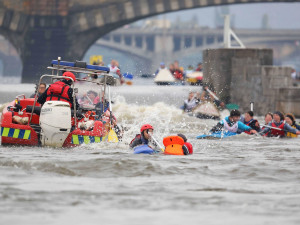 FOTO: Poříční útvar zachraňoval z Vltavy účastníky vodního závodu