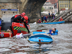 FOTO: Poříční útvar zachraňoval z Vltavy účastníky vodního závodu