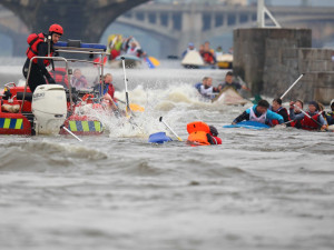 FOTO: Poříční útvar zachraňoval z Vltavy účastníky vodního závodu