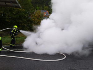 FOTO: Požár auta ve Strakonické ulici hořelo zablokoval dopravu