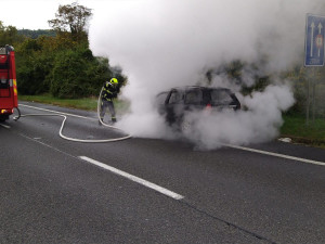 FOTO: Požár auta ve Strakonické ulici hořelo zablokoval dopravu
