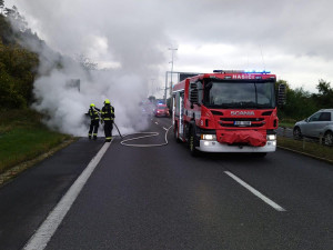 FOTO: Požár auta ve Strakonické ulici hořelo zablokoval dopravu