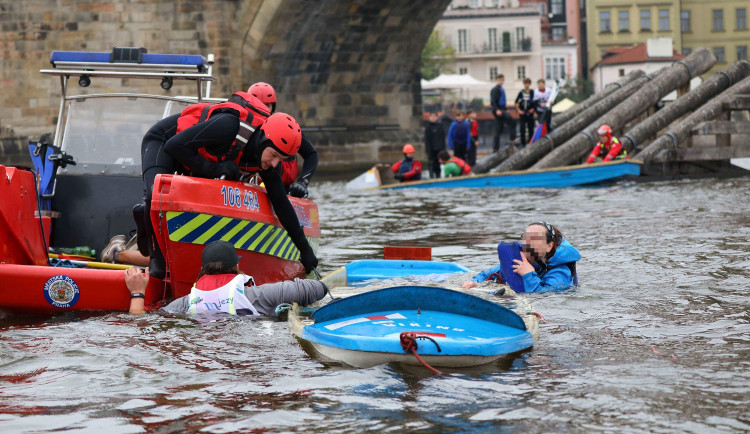 FOTO: Poříční útvar zachraňoval z Vltavy účastníky vodního závodu
