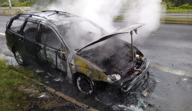 FOTO: Požár auta ve Strakonické ulici hořelo zablokoval dopravu