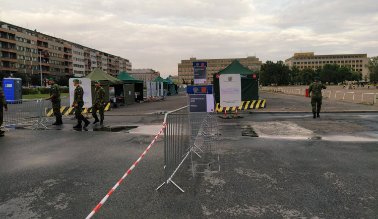 VOLBY 2020: Na drive-in volebních místech už se volí. Jedno je na Letné, druhé na Proseku