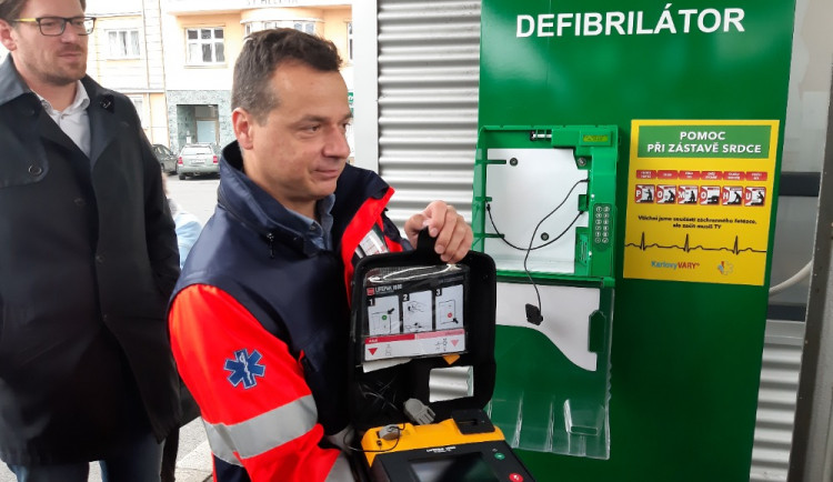 Na rušných místech Karlových Varů jsou umístěny automatické externí defibrilátory