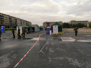 VOLBY 2020: Na drive-in volebních místech už se volí. Jedno je na Letné, druhé na Proseku