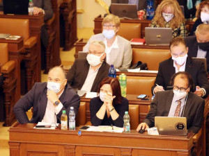 FOTO: Vláda schválila nouzový stav