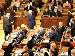 FOTO: Vláda schválila nouzový stav