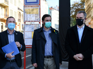 FOTO: Nový zastávkový označník na Palackého náměstí ukáže aktuální časy příjezdů i mapy okolí