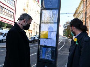 FOTO: Nový zastávkový označník na Palackého náměstí ukáže aktuální časy příjezdů i mapy okolí