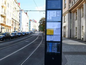 FOTO: Nový zastávkový označník na Palackého náměstí ukáže aktuální časy příjezdů i mapy okolí