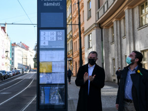 FOTO: Nový zastávkový označník na Palackého náměstí ukáže aktuální časy příjezdů i mapy okolí
