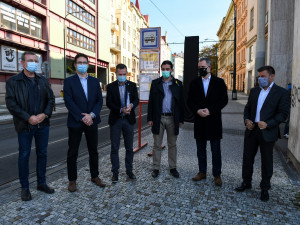 FOTO: Nový zastávkový označník na Palackého náměstí ukáže aktuální časy příjezdů i mapy okolí