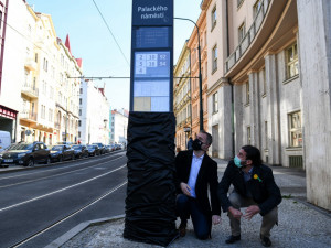 FOTO: Nový zastávkový označník na Palackého náměstí ukáže aktuální časy příjezdů i mapy okolí