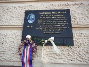 Jindřiška Nováková, nejmladší popravená žena v Mauthausenu, má novou pamětní desku
