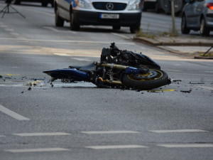 Motorkář zemřel při dopravní nehodě v Praze. Policisté hledají svědky