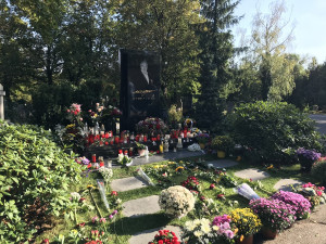 FOTO, VIDEO: Od smrti Karla Gotta uběhl přesně rok. Lidé si dnes Mistra připomněli na hřbitově v Malvazinkách